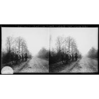 Etat-Major de la 121e division allant au front, Oise, 1917. [légende d'origine]