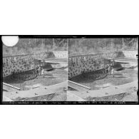 Fosse de la pièce de 380 qui tirait sur Villers-Cotterêts, à Coucy-le-Château, 1917. [légende d'origine]