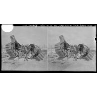Tank anglais utilisé par les boches sauté sur une mine, Tahure, 1919. [légende d'origine]