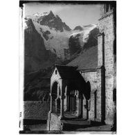 [Edifice au coeur d'une montagne.]