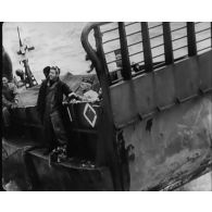 Normandie 1944 (actualités américaines) - Embarquement des troupes en Angleterre à bord de Liberty ships.