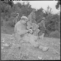 Opération Iris. Fouille du terrain par la 2e compagnie de la 13e division blindée de la légion étrangère (DBLE).