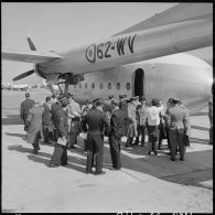 Arrivée de la délégation sur l'aérodrome militaire de Blida.