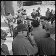Arrivée de la délégation sur l'aérodrome militaire de Blida.