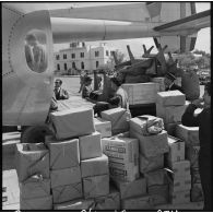 Arrivée de la délégation sur l'aérodrome militaire de Blida. Les dons de l'association.