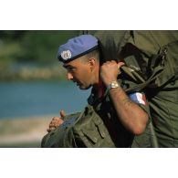 Portrait d'un militaire du bataillon français chargé de son paquetage à son arrivée sur le port de Sihanoukville.