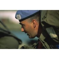 Profil d'un militaire du bataillon français chargé de son paquetage à son arrivée sur le port de Sihanoukville.