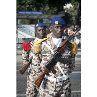 Portrait de soldats ivoiriens sur les Champs-Elysées à Paris.