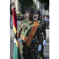Portrait du porte-drapeau des forces armées ghanéennes sur les Champs-Elysées, à Paris.