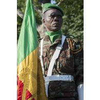 Portrait du porte-drapeau des forces armées béninoises sur les Champs-Elysées à Paris.