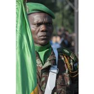 Portrait du porte-drapeau des forces armées béninoises sur les Champs-Elysées à Paris.