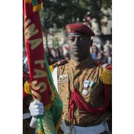 Portrait du porte-drapeau des forces armées bukrinabè sur les Champs-Elysées, à Paris.