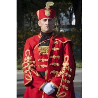 Portrait d'un garde au drapeau des forces armées croates sur les Champs-Elysées, à Paris.