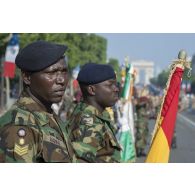 Portrait du porte-drapeau des forces armées ghanéennes sur les Champs-Elysées, à Paris.