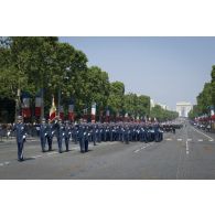 Le lieutenant-colonel Alain Walter, commandant l'école militaire interarmes (EMIA), défile en tête de ses élèves sur les Champs-Elysées, à Paris.