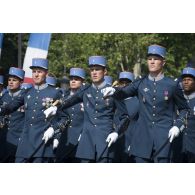 Défilé des élèves de l'Ecole militaire interarmes (EMIA) sur les Champs-Elysées, à Paris.