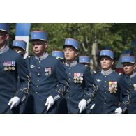 Défilé des élèves de l'Ecole militaire interarmes (EMIA) sur les Champs-Elysées, à Paris.