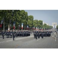 Le médecin en chef Gilles Wendling, commandant l'école du Val-de-Grâce, défile en tête des élèves des écoles du Service de santé des armées (ESSA) sur les Champs-Elysées, à Paris.