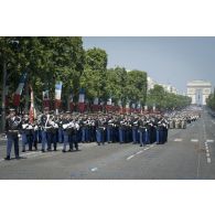 Le colonel Jean-Marc Isoardi, commandant l'école de Gendarmerie, défile en tête de ses élèves sur les Champs-Elysées, à Paris.