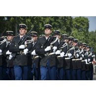 Défilé des élèves de l'école de Gendarmerie sur les Champs-Elysées, à Paris.