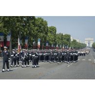 Le capitaine de frégate Claude Lhotelain, commandant l'Ecole de maistrance, défile en tête de ses élèves sur les Champs-Elysées, à Paris.