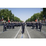 Le médecin en chef Gilles Wendling défile en tête des élèves des écoles du Service de santé des armées (ESSA) sur les Champs-Elysées, à Paris.