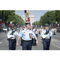 Le colonel Jean-Luc Lefour défile en tête de la Gendarmerie des transports aériens sur les Champs-Elysées, à Paris.