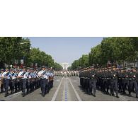 Défilé des soldats de l'escadron de gendarmerie mobile 24/1 et de la gendarmerie des transports aériens (GTA) Nord sur les Champs-Elysées, à Paris.