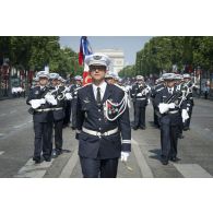 Le colonel Guy Cazenave-Lacroutz défile en tête de la Gendarmerie de l'Air sur les Champs-Elysées, à Paris.