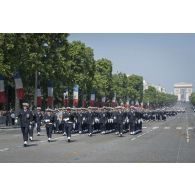 Le capitaine de vaisseau Pierre-Yves Grente défile en tête de l'équipage de la frégate anti sous-marine (FASM) Jean de Vienne sur les Champs-Elysées, à Paris.
