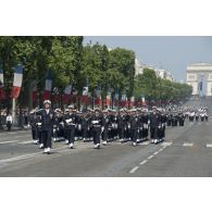 Le capitaine de vaisseau Marc Aussedat défile en tête de l'équipage de la frégate de défense aérienne (FDA) Forbin sur les Champs-Elysées, à Paris.