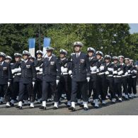 Défilé de l'équipage de la frégate de défense aérienne (FDA) Forbin sur les Champs-Elysées, à Paris.