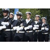 Défilé de l'équipage de la frégate de défense aérienne (FDA) Forbin sur les Champs-Elysées, à Paris.