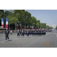 Le capitaine de vaisseau François-Xavier Polderman défile en tête de l'équipage du bâtiment de projection et de commandement (BPC) Mistral sur les Champs-Elysées, à Paris.