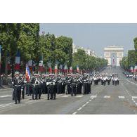 Le colonel Guy Cazenave-Lacroutz de la Gendamerie de l'Air défile en tête de ses hommes sur les Champs-Elysées, à Paris.
