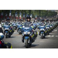 Défilé de l'escadron motocycliste du centre national de formation à la sécurité routière de la Gendarmerie (CNFSR) sur les Champs-Elysées, à Paris.