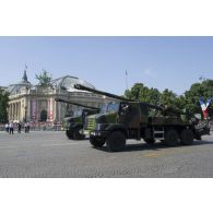 Défilé de canons équipés d'un système d'artillerie (CAESAR) du 11e régiment d'artillerie de marine (RAMa) sur les Champs-Elysées, à Paris.