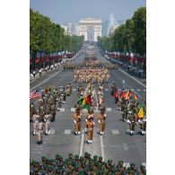 Défilé des troupes africaines et des casques bleus des Nations Unies sur les Champs-Elysées, à Paris.