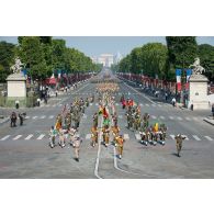 Défilé des troupes africaines et des casques bleus des Nations Unies sur les Champs-Elysées, à Paris.