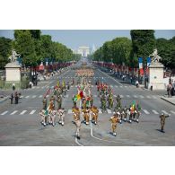 Défilé des troupes africaines et des casques bleus des Nations Unies sur les Champs-Elysées, à Paris.