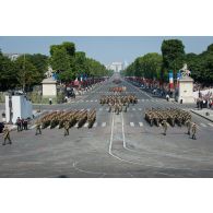 Défilé du 3e régiment de hussards (RH), du 292e bataillon de chasseurs (Jägerbataillon) et du bataillon de commandement et de soutien (BCS) de la brigade franco-allemande sur les Champs-Elysées, à Paris.