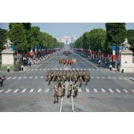 Le colonel Jean-Claude Morlet défile en tête du bataillon de commandement et de soutien (BCS) de la brigade franco-allemande sur les Champs-Elysées, à Paris.
