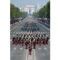 Le colonel Arnaud Mettey défile en tête des élèves de l'Ecole spéciale militaire (ESM) de Saint-Cyr sur les Champs-Elysées, à Paris.