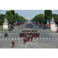 Le colonel Arnaud Mettey défile en tête des élèves de l'Ecole spéciale militaire (ESM) de Saint-Cyr sur les Champs-Elysées, à Paris.