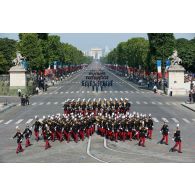Défilé des élèves de l'Ecole spéciale militaire de Saint-Cyr sur les Champs-Elysées, à Paris.