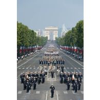 Le médecin en chef Gilles Wendling défile en tête des élèves des écoles du Service de santé des armées (ESSA) sur les Champs-Elysées, à Paris.