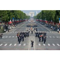 Le médecin en chef Gilles Wendling défile en tête des élèves des écoles du Service de santé des armées (ESSA) sur les Champs-Elysées, à Paris.