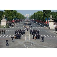 Le médecin en chef Gilles Wendling défile en tête des élèves des écoles du Service de santé des armées (ESSA) sur les Champs-Elysées, à Paris.
