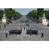 Défilé des élèves de l'Ecole de Santé des armées (ESSA) sur les Champs-Elysées, à Paris.