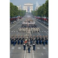Le colonel Jean-Marc Isoardi défile en tête des élèves de l'Ecole de Gendarmerie (EG) de Chaumont sur les Champs-Elysées, à Paris.